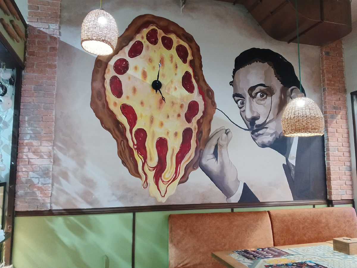Дали здесь тоже мимо пиццы не пройдёт. Фото Галины Малышевой.