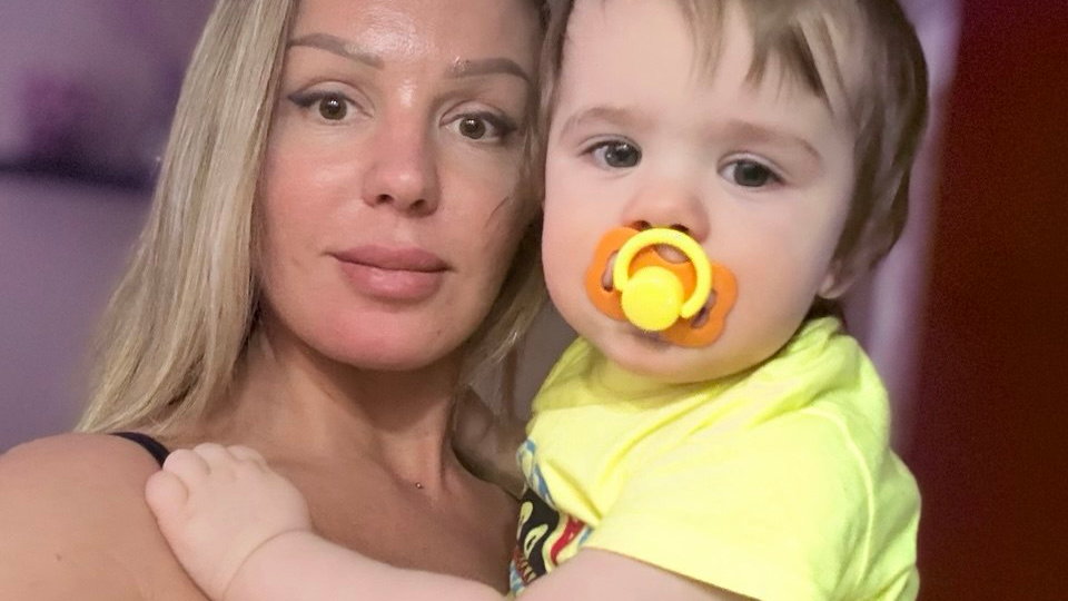 Синяки под глазами и отеки после бессонной ночи с малышом? Рассказываю, как вернуть лицу свежесть