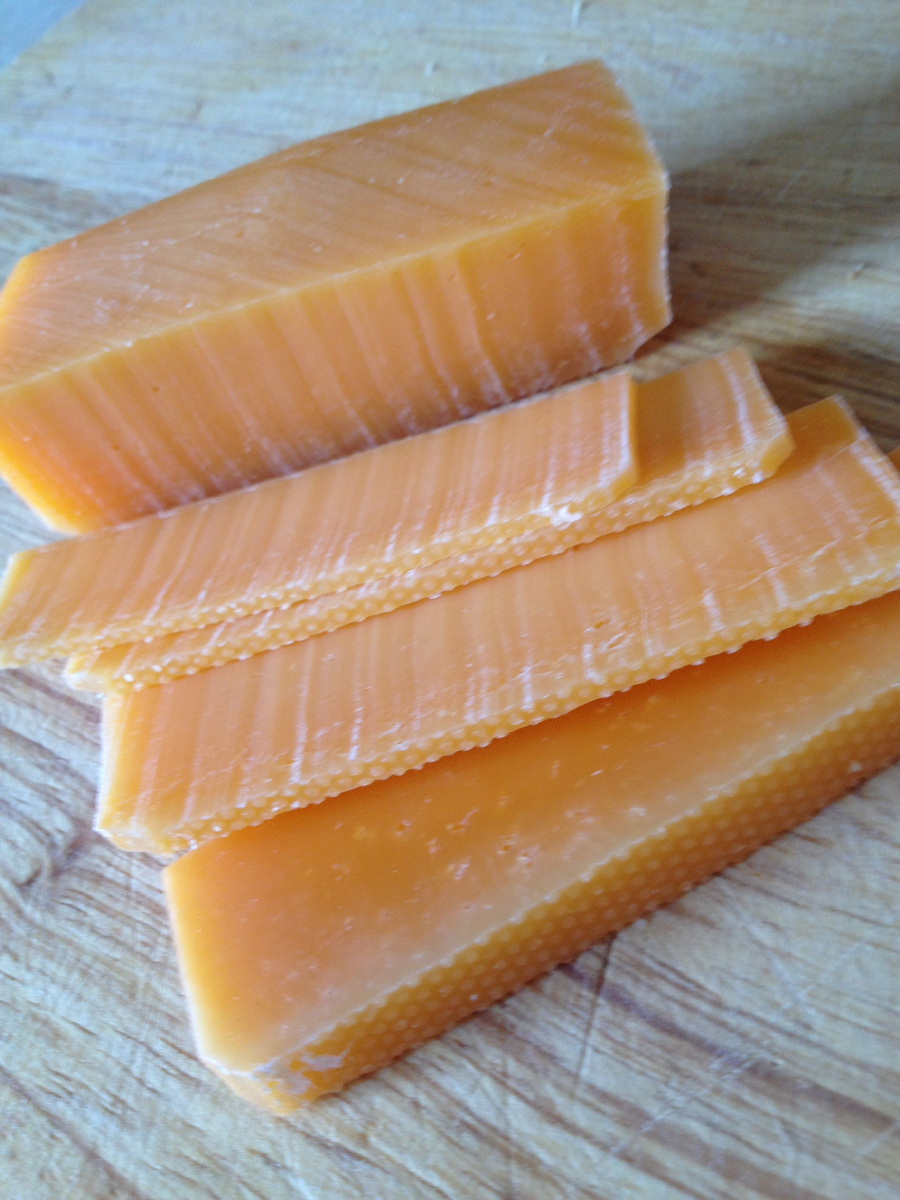 Полоски на сыре - это следы от ножа.