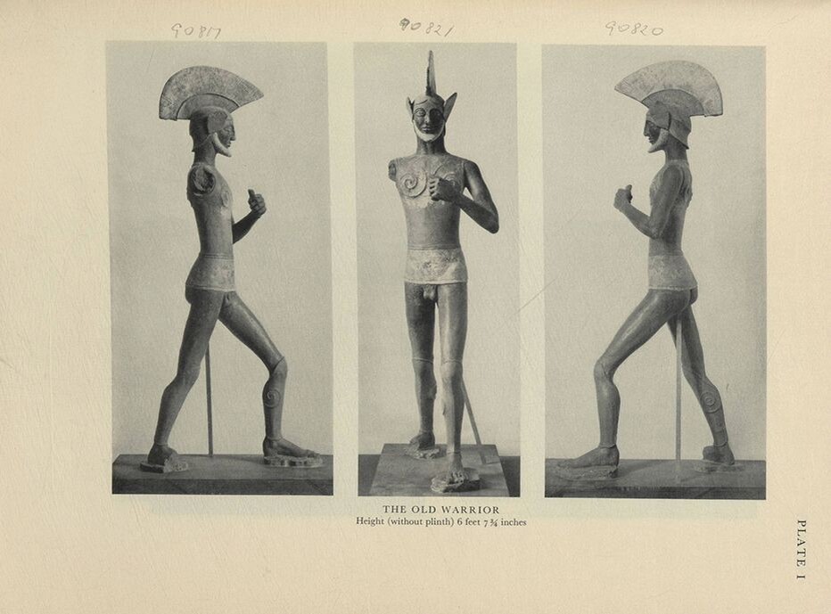 Три ракурса «этрусского воина», который долго считался древним. Фото из музейной публикации.