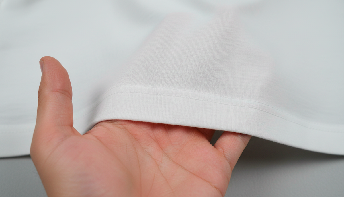 Плотная, упругая ткань — главный маркер "дорогой" футболки. Она держит форму, создает гладкий силуэт и служит годами.