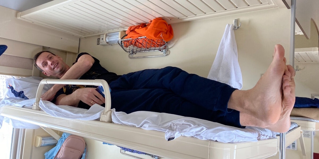 Эксперт рассказал, как лучше расположиться в поезде: головой к проходу в купе и вперед ногами на боковой. Некоторые советы нас удивили.