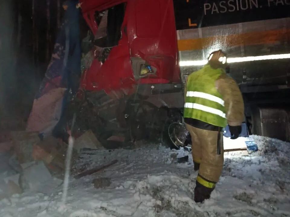    Водителя зажало в кабине после съезда в кювет двух фур на севере Карелии© Госкомитет Карелии по безопасности