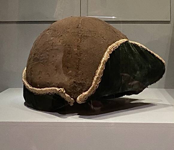 Картуз Петра I из собрания Государственного Эрмитажа. Фотография автора, сделанная на выставке в Московском Кремле