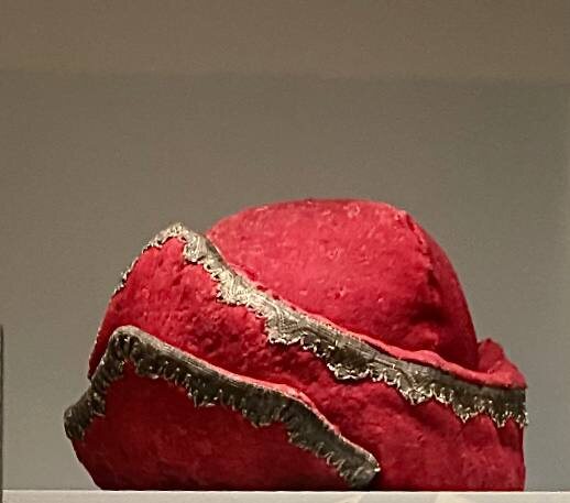 Картуз Петра I из собрания Государственного Эрмитажа. Фотография автора, сделанная на выставке в Московском Кремле