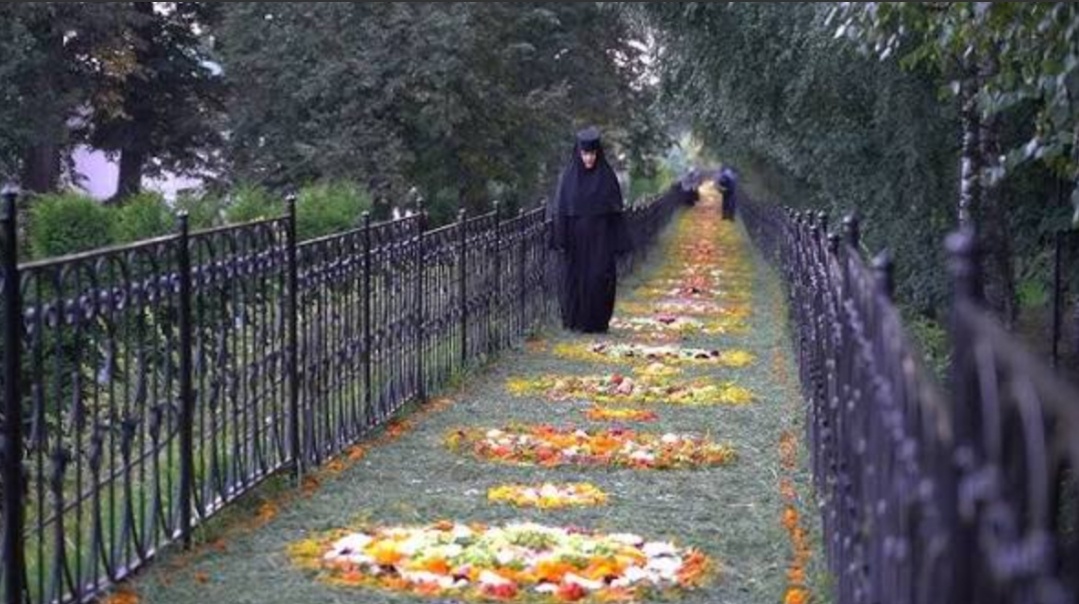 Святая Канавка: Это ров длиной в 777 метров, который преподобный Серафим велел выкопать сестрам. 