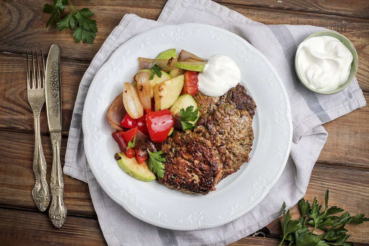 Оладьи из говяжьей печени с овощным миксом и сметаной