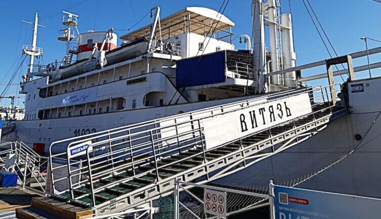    НИС «Витязь» мы осмотрели не только снаружи, но и по вот этому трапу поднялись на его борт Фото: Анна Табаева, личный архив