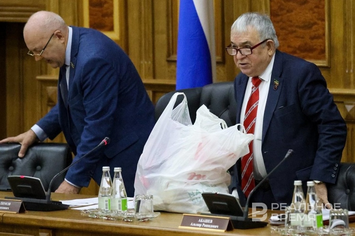    «Семнадцать тысяч пятьсот восемьдесят пять рублей!», — возмущенно озвучил Хафиз Миргалимов неподъемный для пенсионера «ценник» препарата. Артем Дергунов / realnoevremya.ru