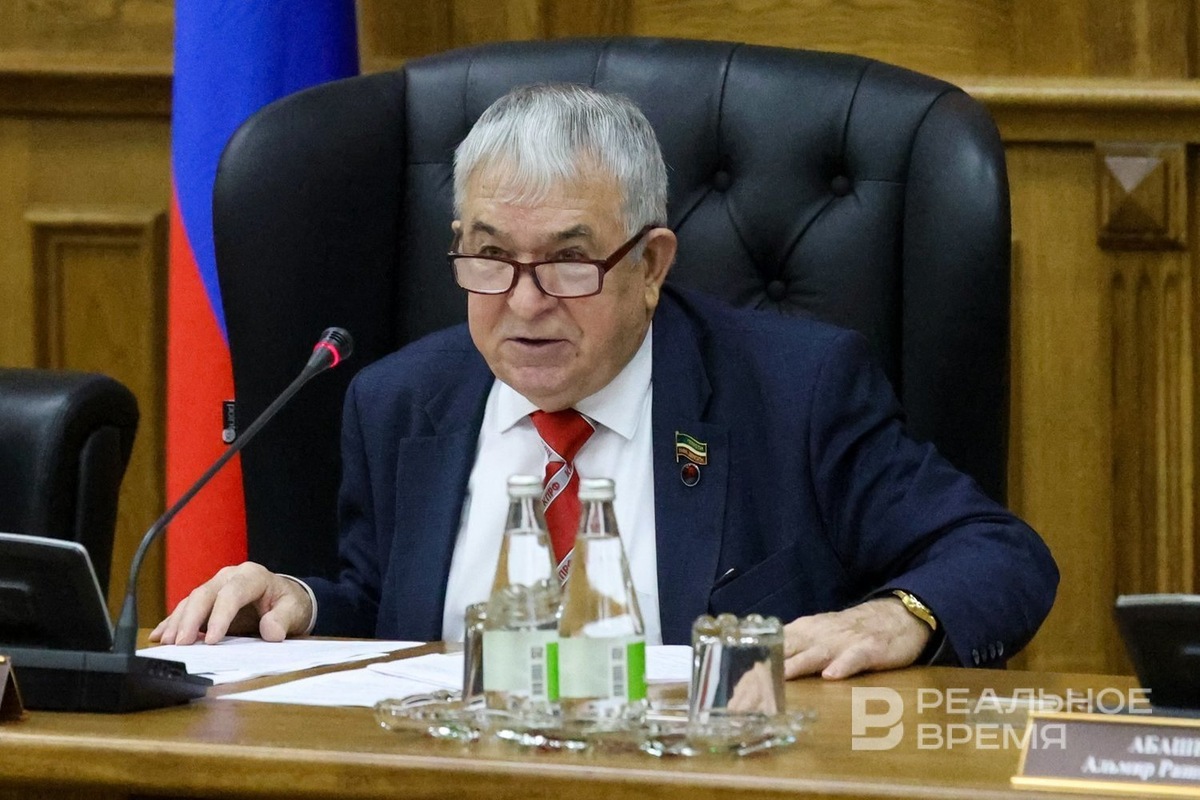    К вопросу об уместности пребывания Артура Деляна во главе одной из самых мощных казанских больниц глава фракции КПРФ периодически возвращался на протяжении всего двухчасового заседания. Артем Дергунов / realnoevremya.ru