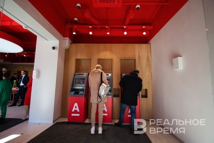    Особенно показателен рост операций через банкоматы — поступления увеличились на 7,3%, а выдачи на 5,9%. Максим Платонов / realnoevremya.ru