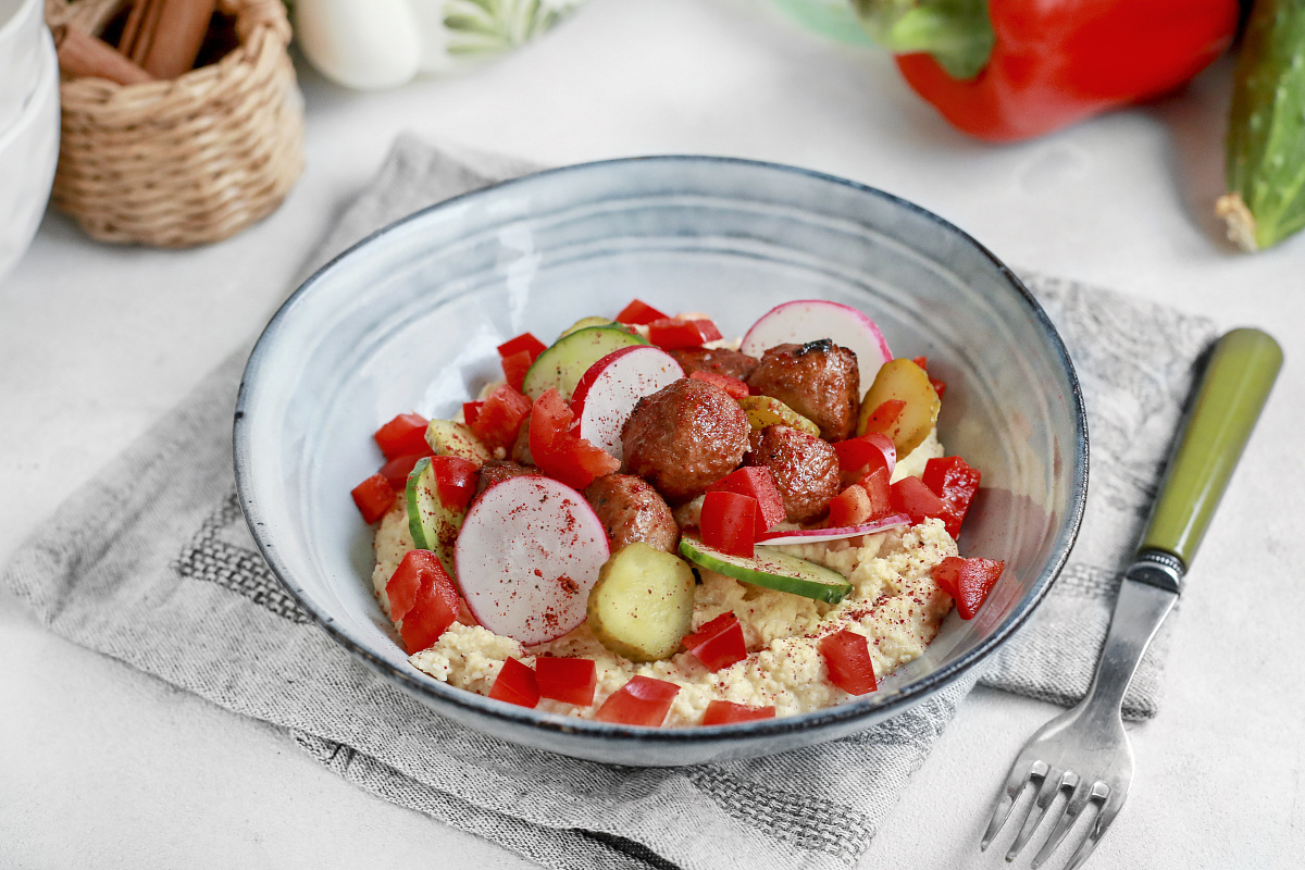 Вегетарианские фрикадельки с домашним хумусом и свежими овощами