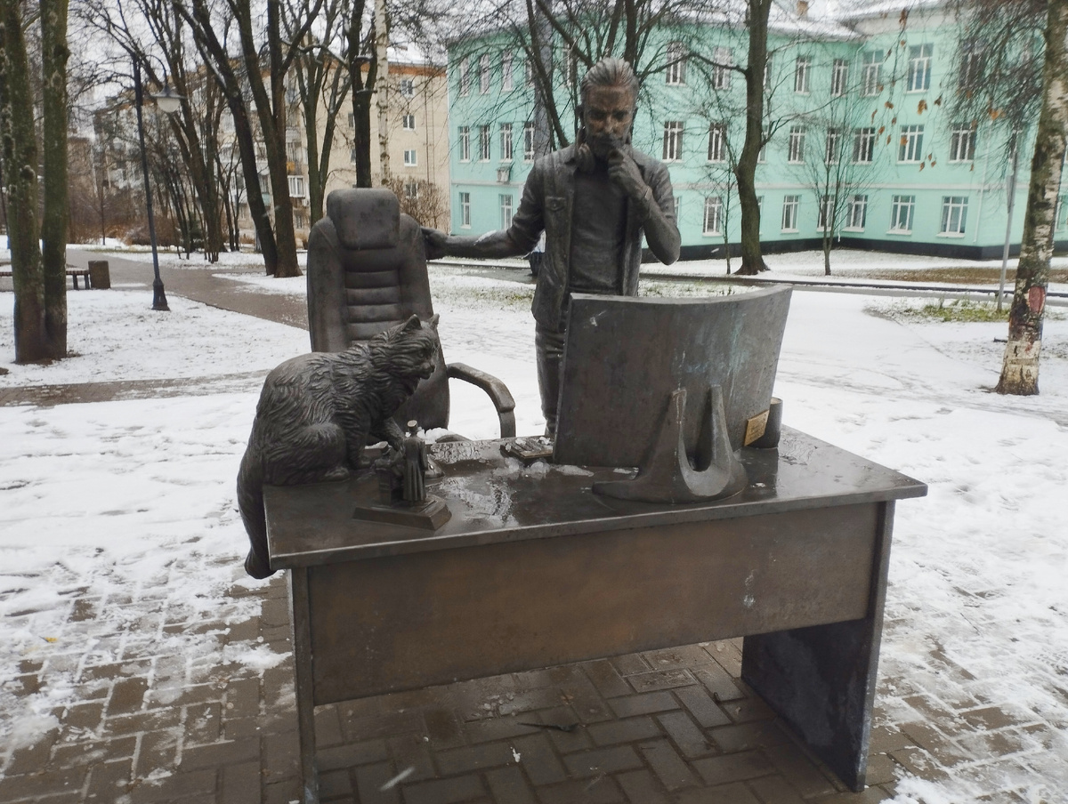Снег был, но расстаял. Памятник программисту. 