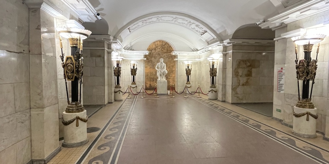 Памятник Александру Сергеевичу под землей. Станция метро "Пушкинская".