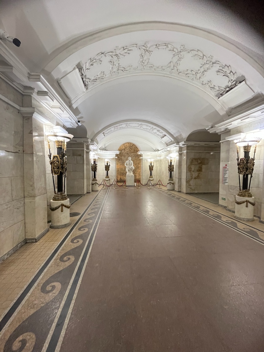 Подземный вестибюль станции метро "Пушкинская". Фото автора.