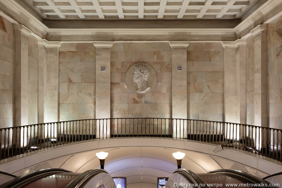 Барельефный медальон с профильным изображением поэта работы скульптора Марии Тимофеевны Литовченко. Источник: www.metrowalks.com