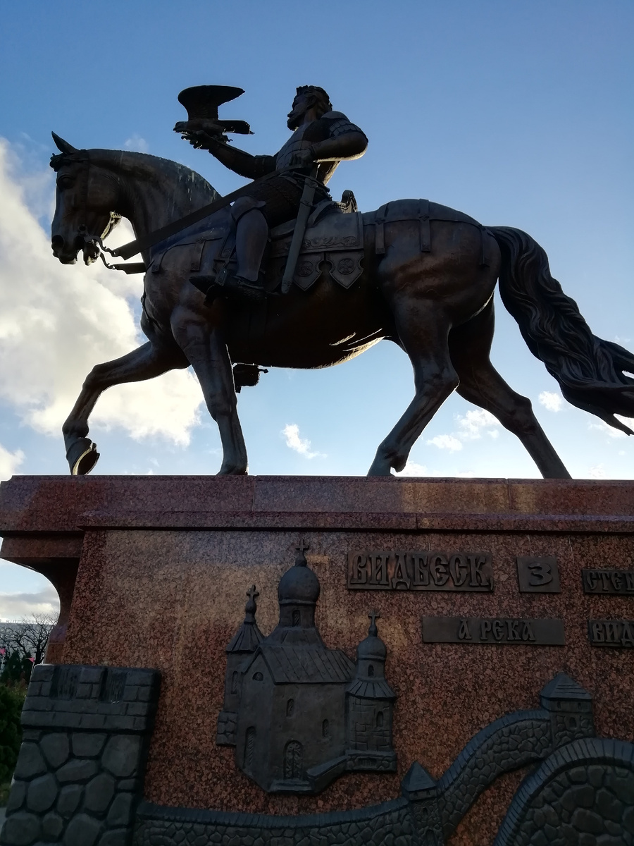 Памятник Ольгерду, великому князю Великого княжества Литовского - конная скульптура  на Воскресенской площади в Витебске