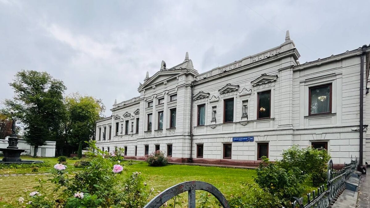 Вид на главный дом