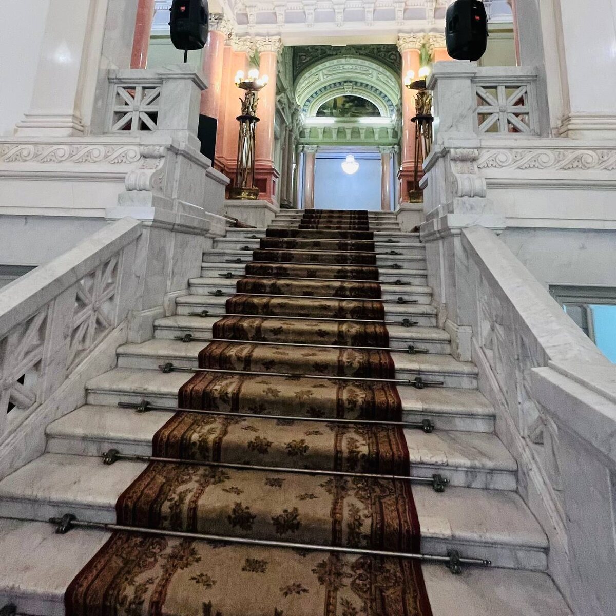 Огромная парадная мраморная лестница