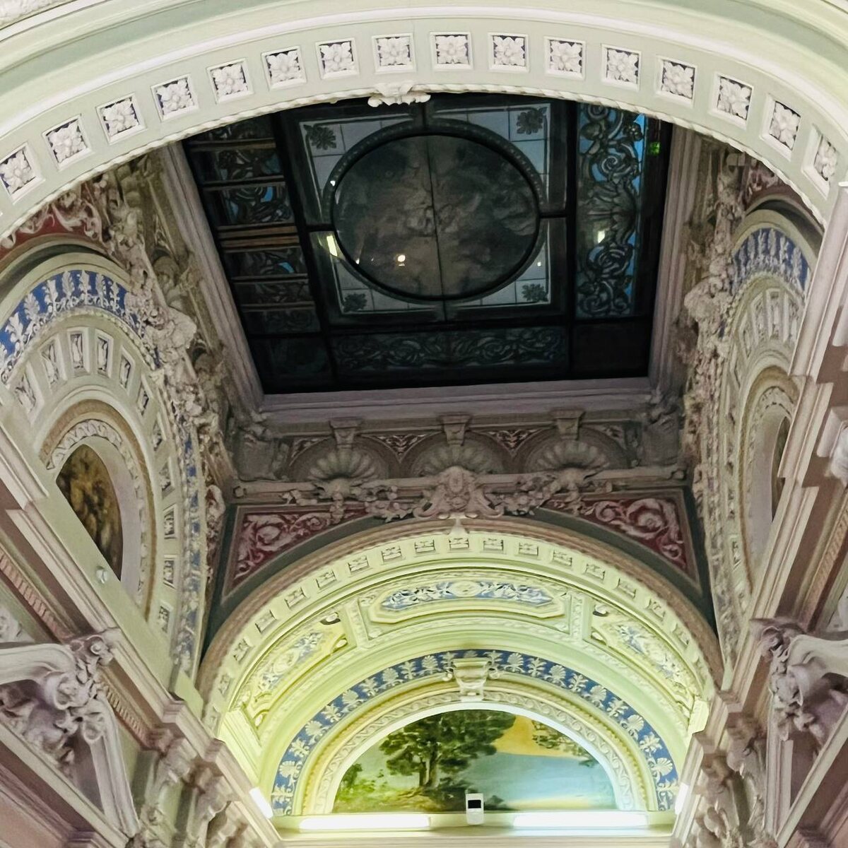 Росписи и лепнина в проходе