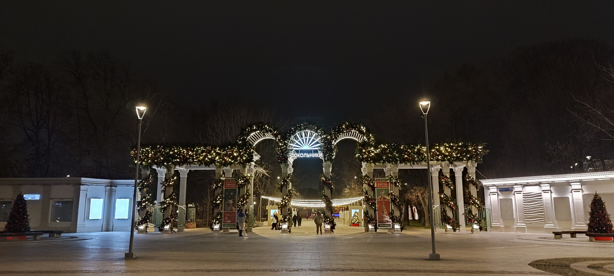 Площадь перед центральным входом. Фото автора