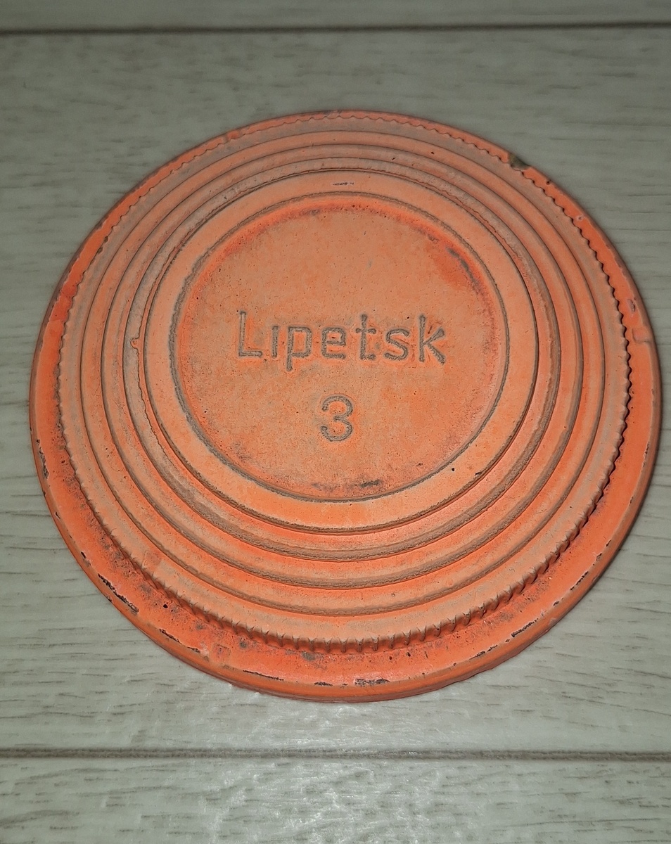 По таким тарелкам, вылетающим вверх стреляют из ружей. Диаметр 11 см. Прихватил одну, не отстрелянную с разрешения сопровождающего.