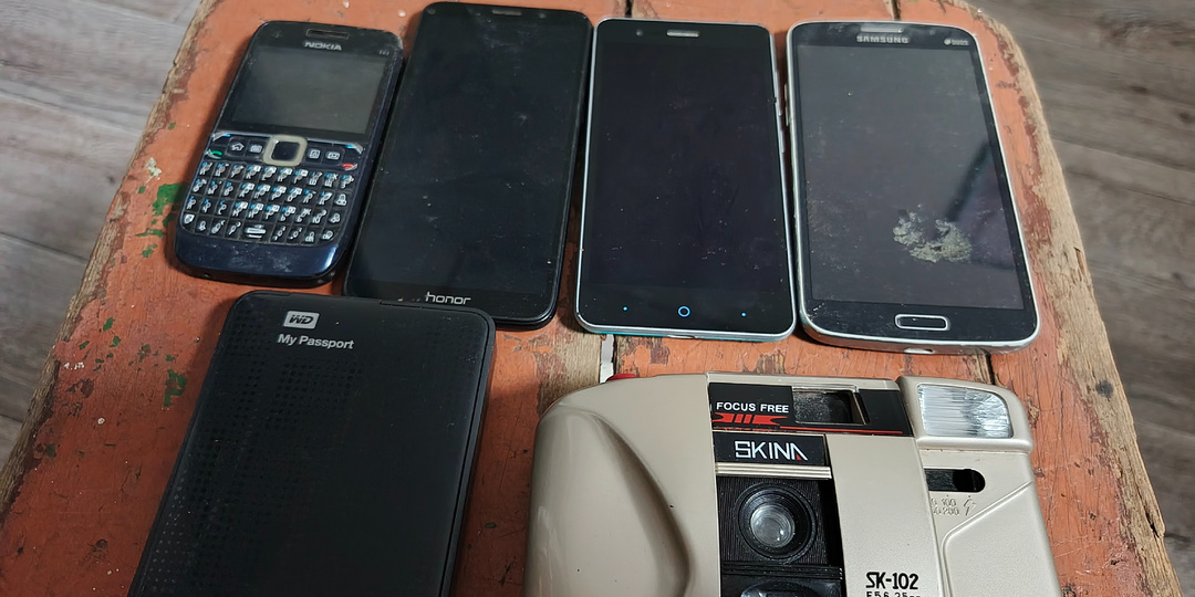 Раздербанил смартфоны на металлолом. Что интересного из них удалось добыть