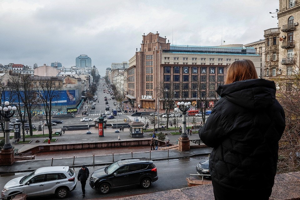    Характерными картинками делятся многие люди: в Киеве, как и во многих других городах Украины царят равнодушие и отрешенная готовность ко всему. REUTERS