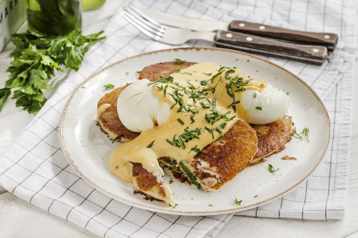 Картофельные драники с яйцом-пашот и голландским соусом