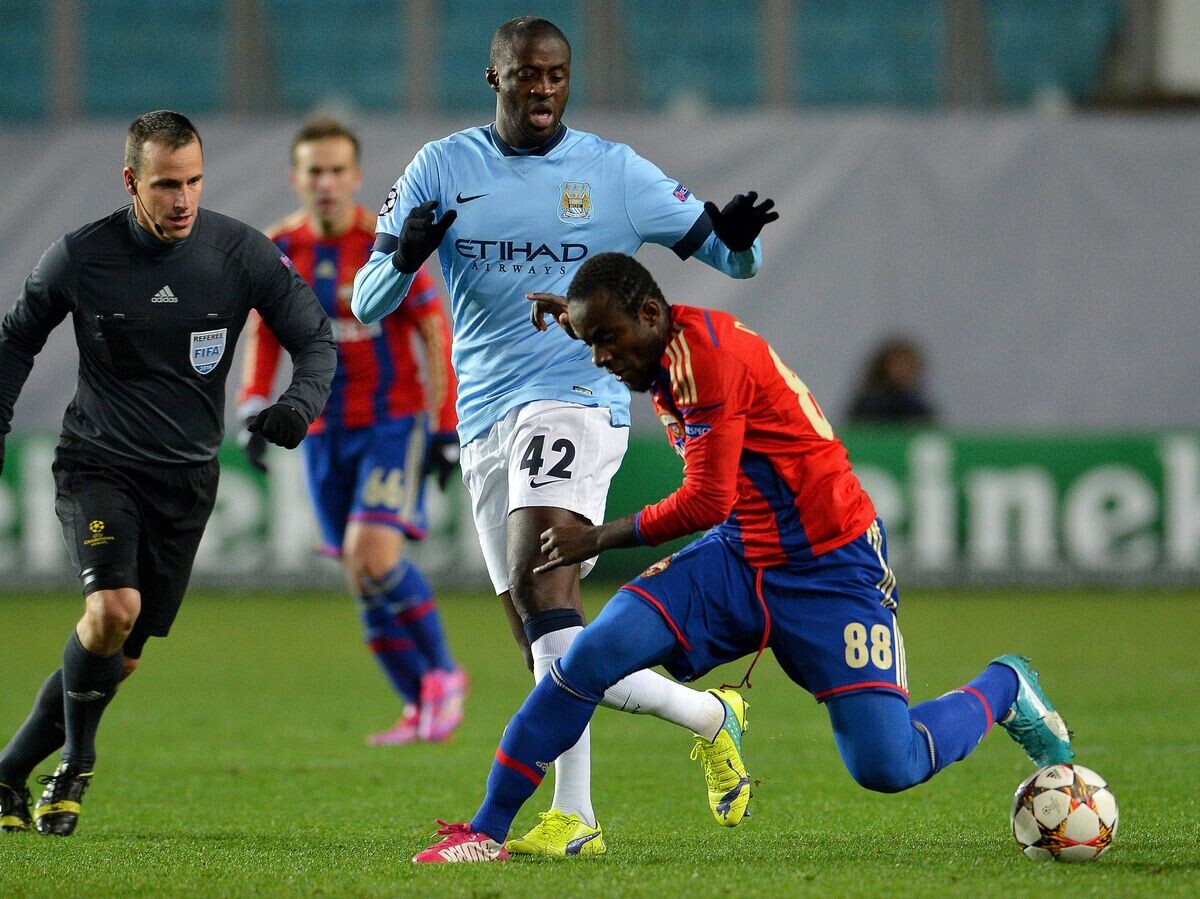    Главный судья встречи Иштван Вад, полузащитник "Манчестер Сити" Яя Туре и нападающий ЦСКА Сейду Думбия (слева направо)© РИА Новости / Алексей Куденко