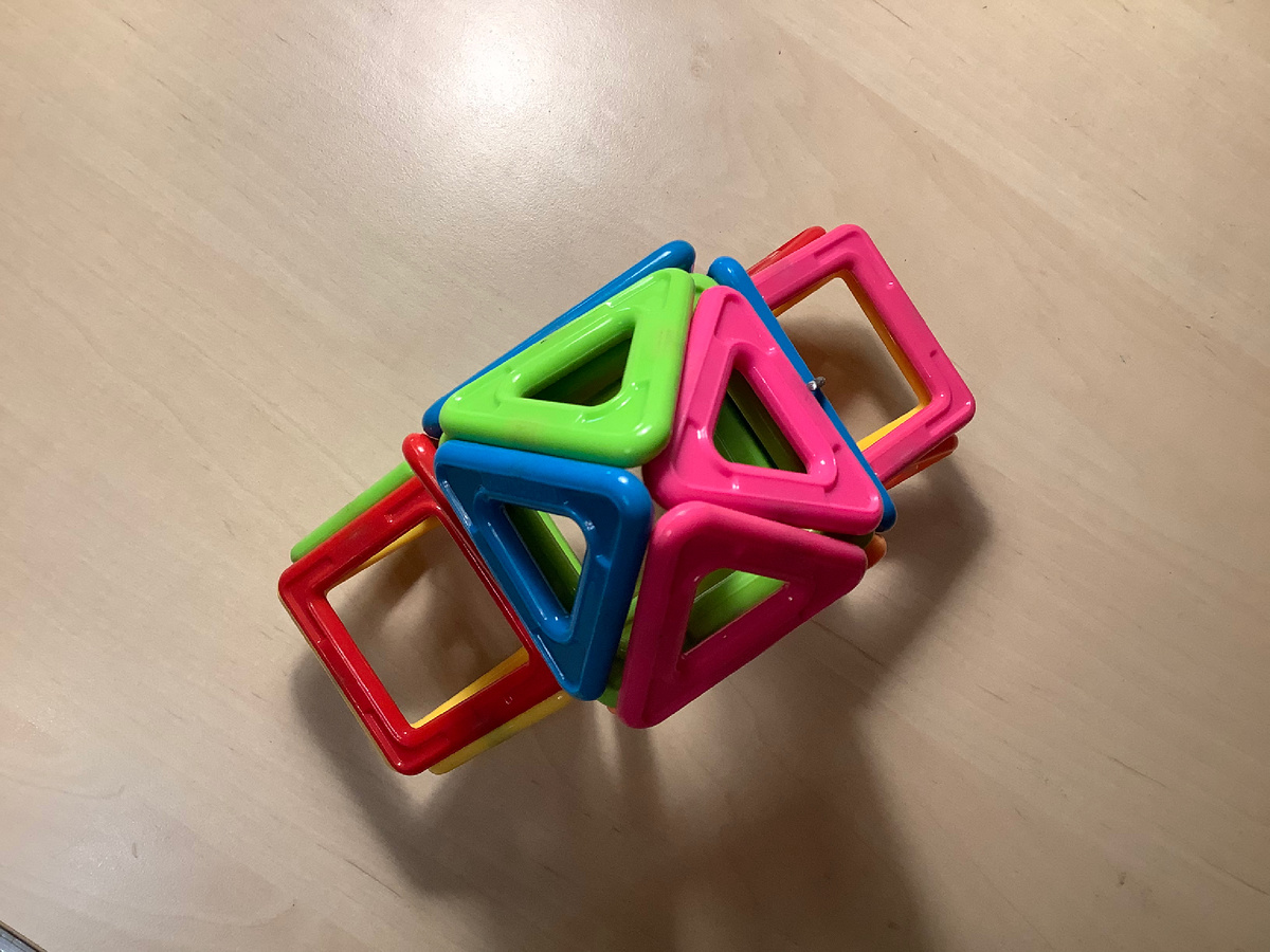 Вот такие фигуры можно собрать из магнитного конструктора