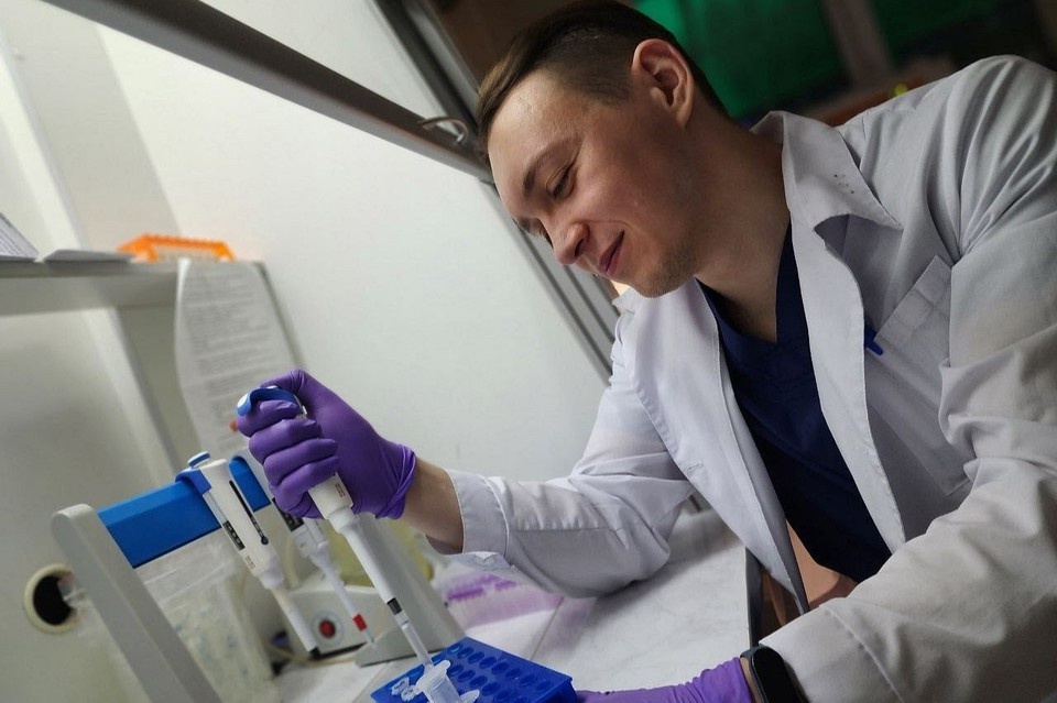    Виталий Куликов трудится в лабаратории пресс-служба АлтГУ