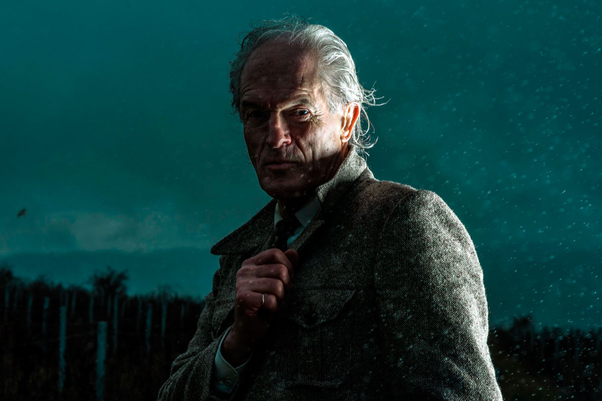 На мгновение вы видите не уверенного в себе гуру, а растерянного, подавленного и яростного человека, который потерял контроль — и не только над разговором, но и над собой