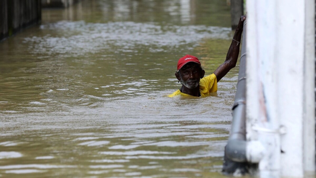 Ранее на Юго-Восточную Азию обрушились мощные штормы. Основной удар стихии пришелся на Индонезию и Шри-Ланку. Фото: CHAMILA KARUNARATHNE, EPA/ТАСС