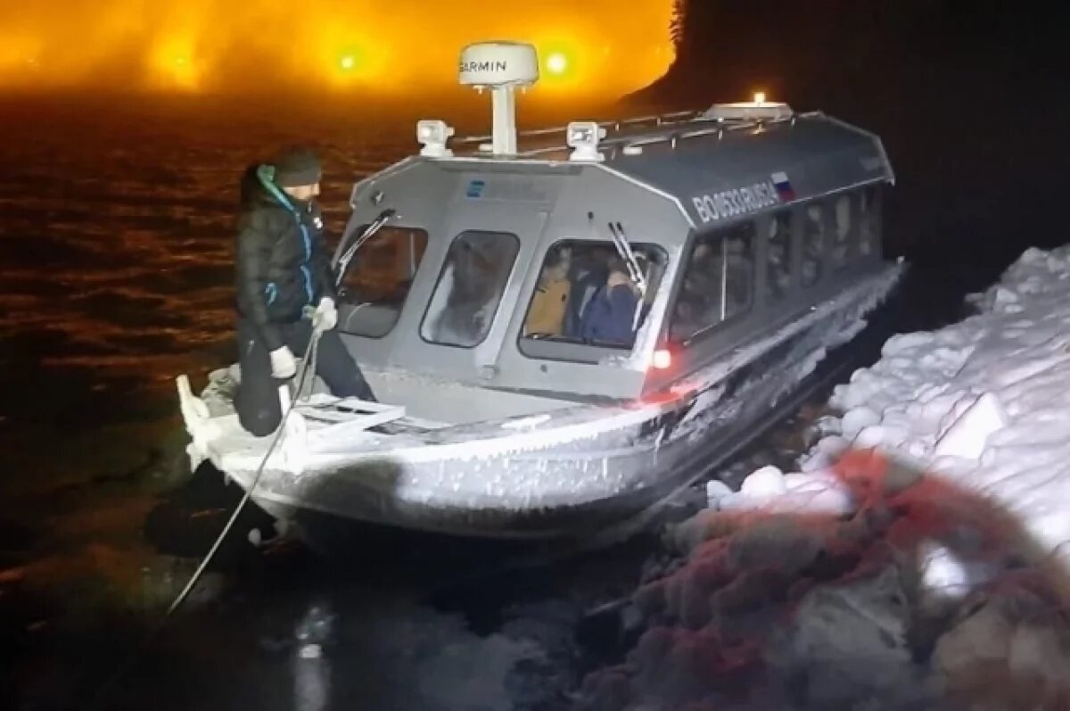    На Красноярском водохранилище пять человек дрейфовали в сломавшемся «Алане»