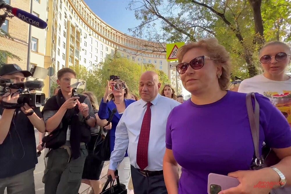    В Хамовническом районном суде прошло первое досудебное заседание по делу о квартире Ларисы Долиной. На фото представители со стороны Лурье Фото: АиФ/ Виолетта Бурлакова