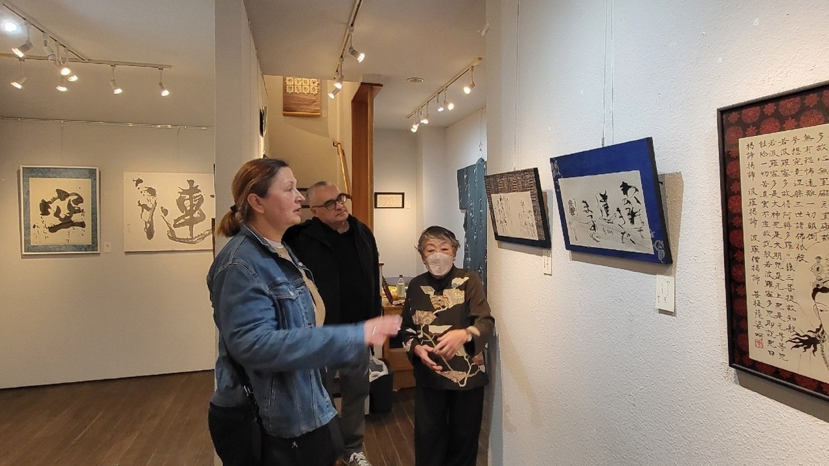 Хозяйка галереи рассказывает о своих работах. Пространство, где время течёт иначе.
