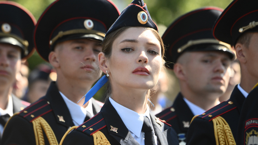 "Моя милиция меня бережет. Жезлом правит, чтоб вправо шел. Пойду направо. Очень хорошо. Надо мною небо."(с) Фото: m.5-tv.ru