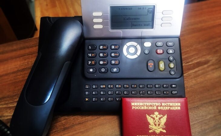Телефон. Фото: ФССП по Алтайскому краю