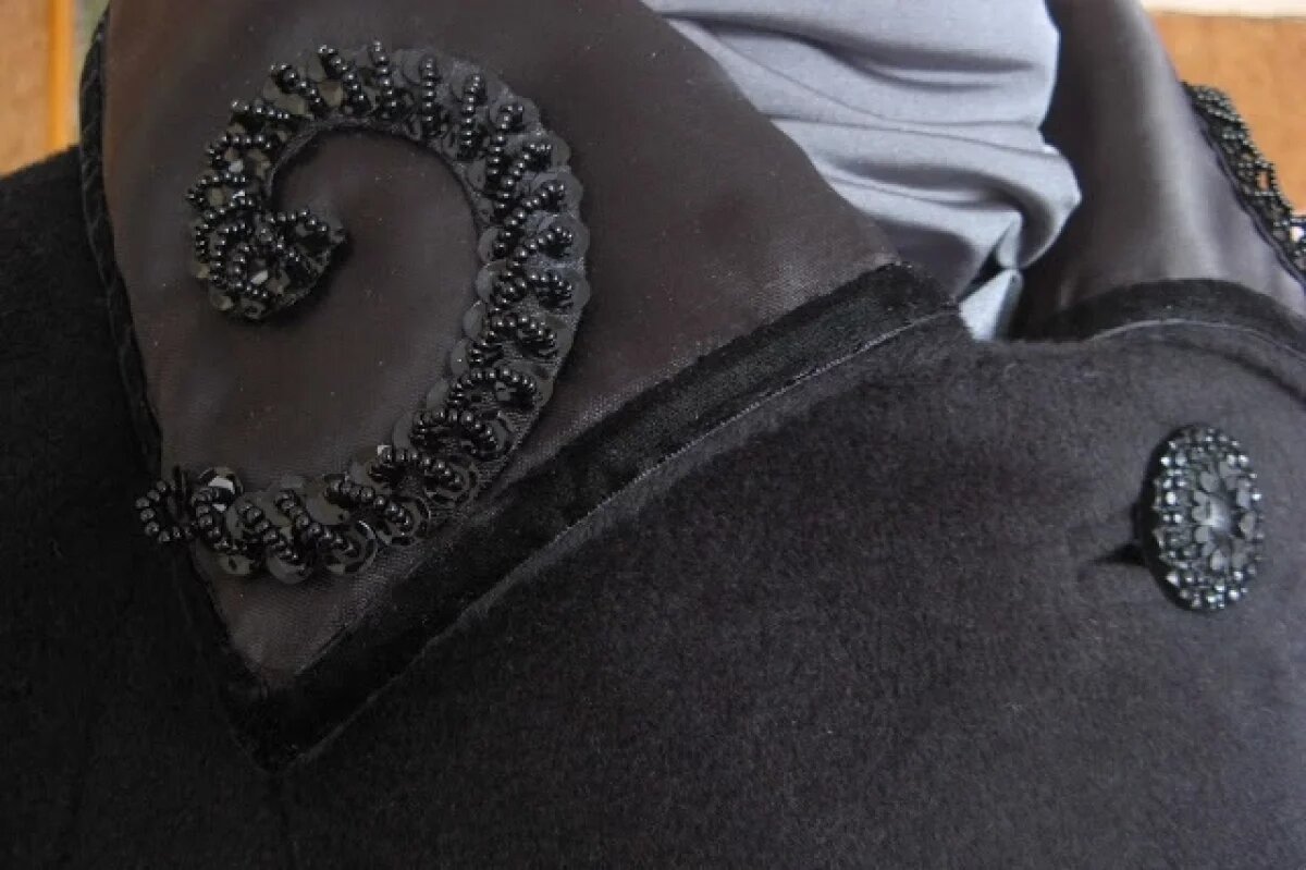    В Омске продают вековое пальто за сотню тысяч рублей