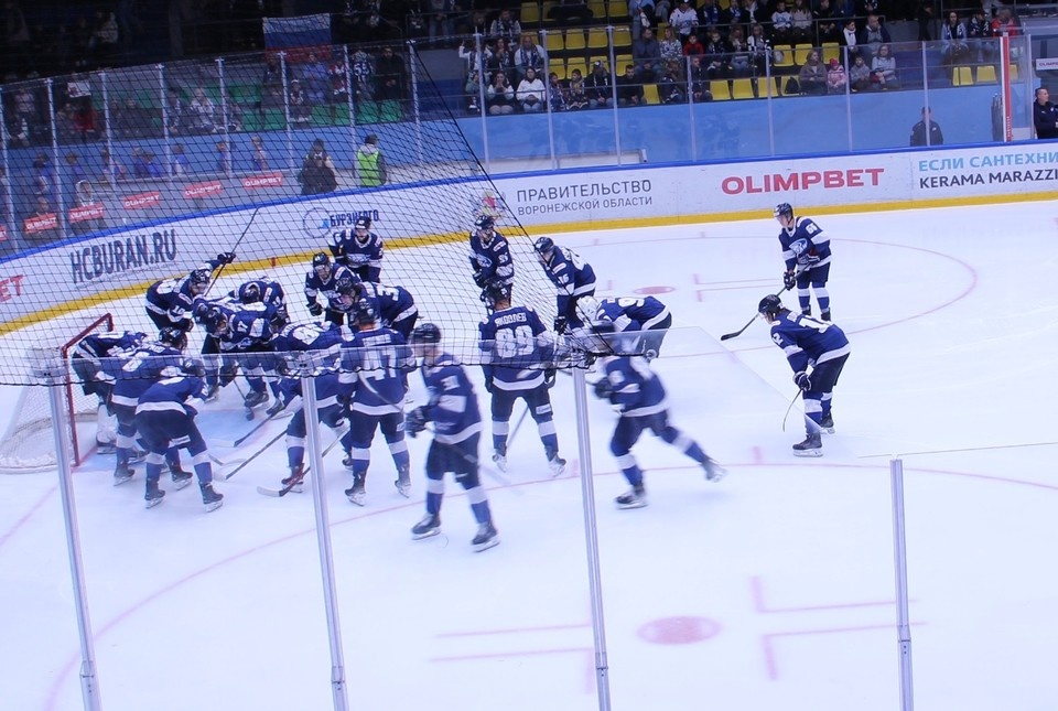    Олег Браташ продолжает подтягивать «Буран» все ближе к зоне плей-офф. Алексей СЕРГУНИН