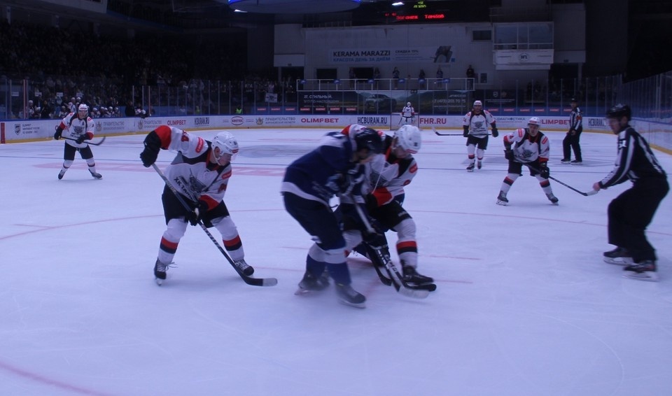    Матч с «ураганными» завершит текущую домашнюю серию «Нефтяника». Алексей СЕРГУНИН