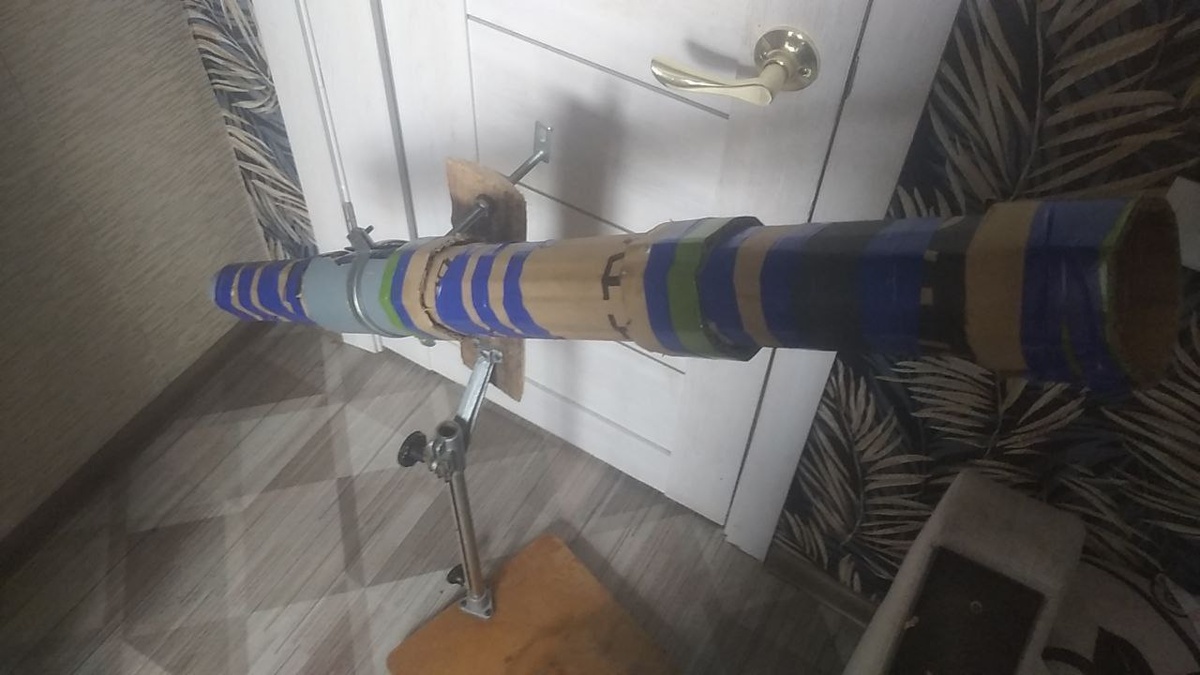 Мой первый самодельный телескоп. Впоследствии я сделал для него простую треногу.