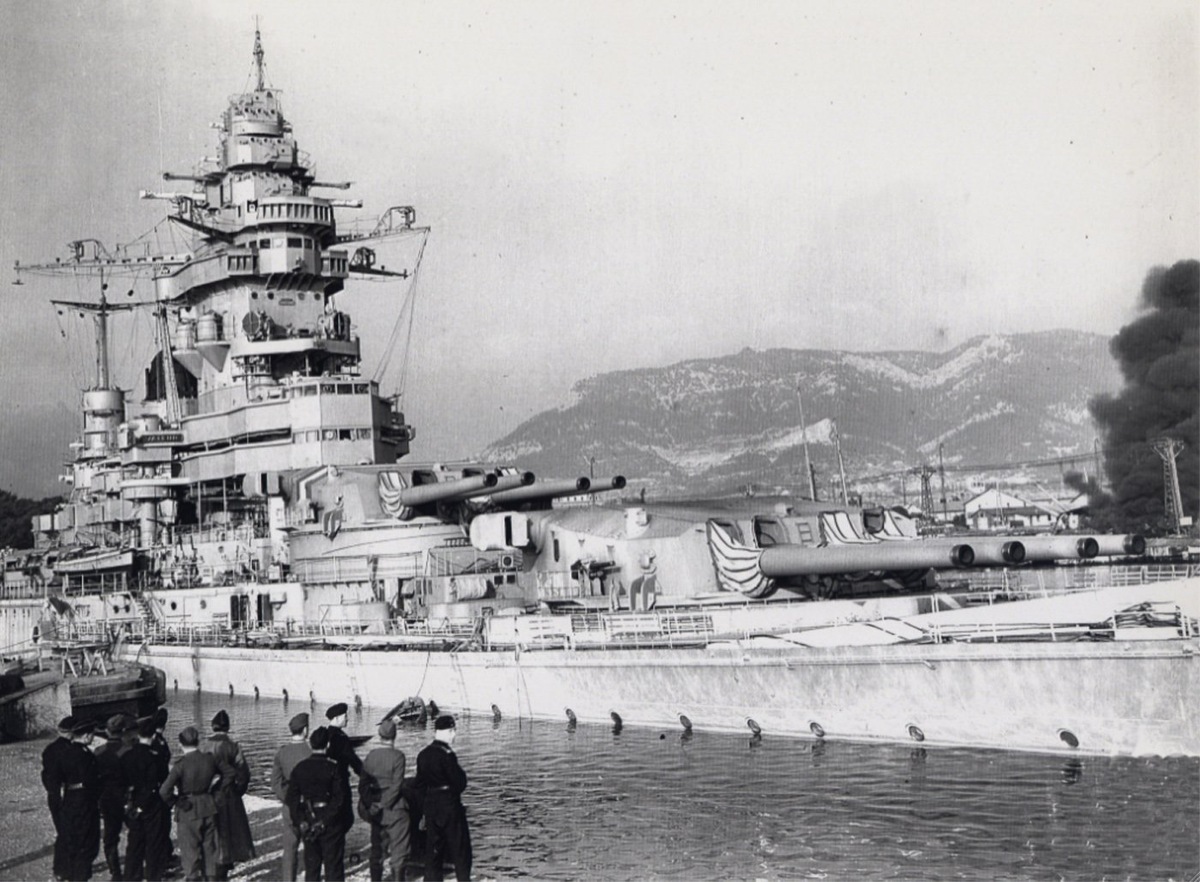 Военнослужащие вермахта на пирсе в порту Тулона у затопленного французского линкора «Страсбург», ноябрь 1942 года.