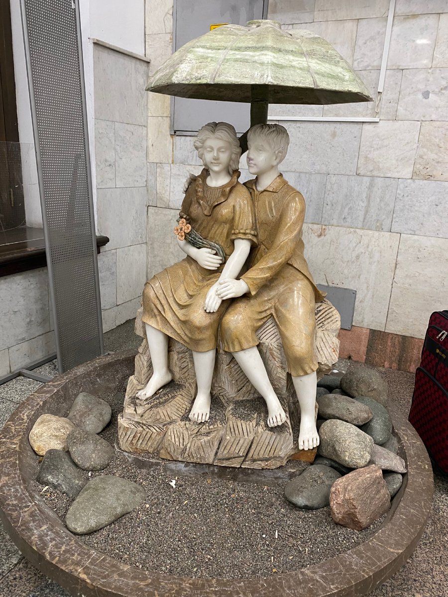 Скульптура на Ярославском вокзале в Москве