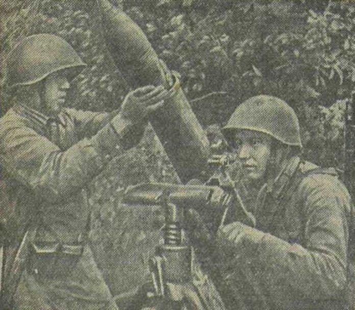3 августа 1941 г. Красноармейцы-миномётчики ведут огонь. Наводчиком такого миномёта была Евдокия Хохонина.
