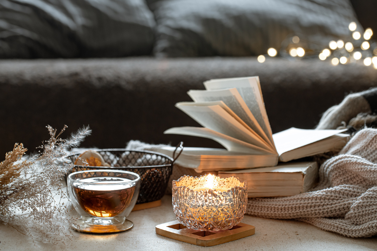 https://ru.freepik.com/free-photo/still-life-with-cup-tea-books-burning-candle-beautiful-candlestick-home-comfort-concept_12859474.htm#fromView=search&page=1&position=48&uuid=53af2a4e-3a0f-44b2-91a7-ae8ab62203ec&query=%D0%B4%D0%BE%D0%BC+%D1%80%D0%BE%D0%B6%D0%B4%D0%B5%D1%81%D1%82%D0%B2%D0%BE+%D1%80%D0%B5%D0%BB%D0%B0%D0%BA%D1%81