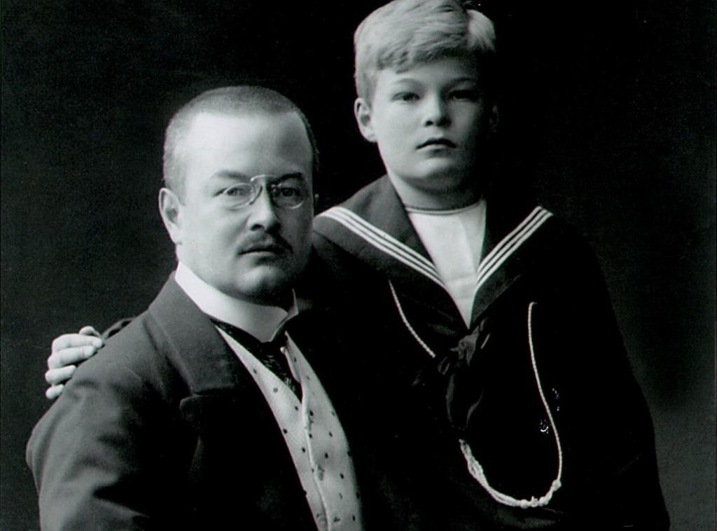 Внук Пушкина, граф Георг фон Меренберг со своим сыном. Георгом-Мехаэлем. Праправнучка Пушкина (дочь Георга-Михаэля) жива и приезжает в Россию. Она последний потомок по данной линии. 