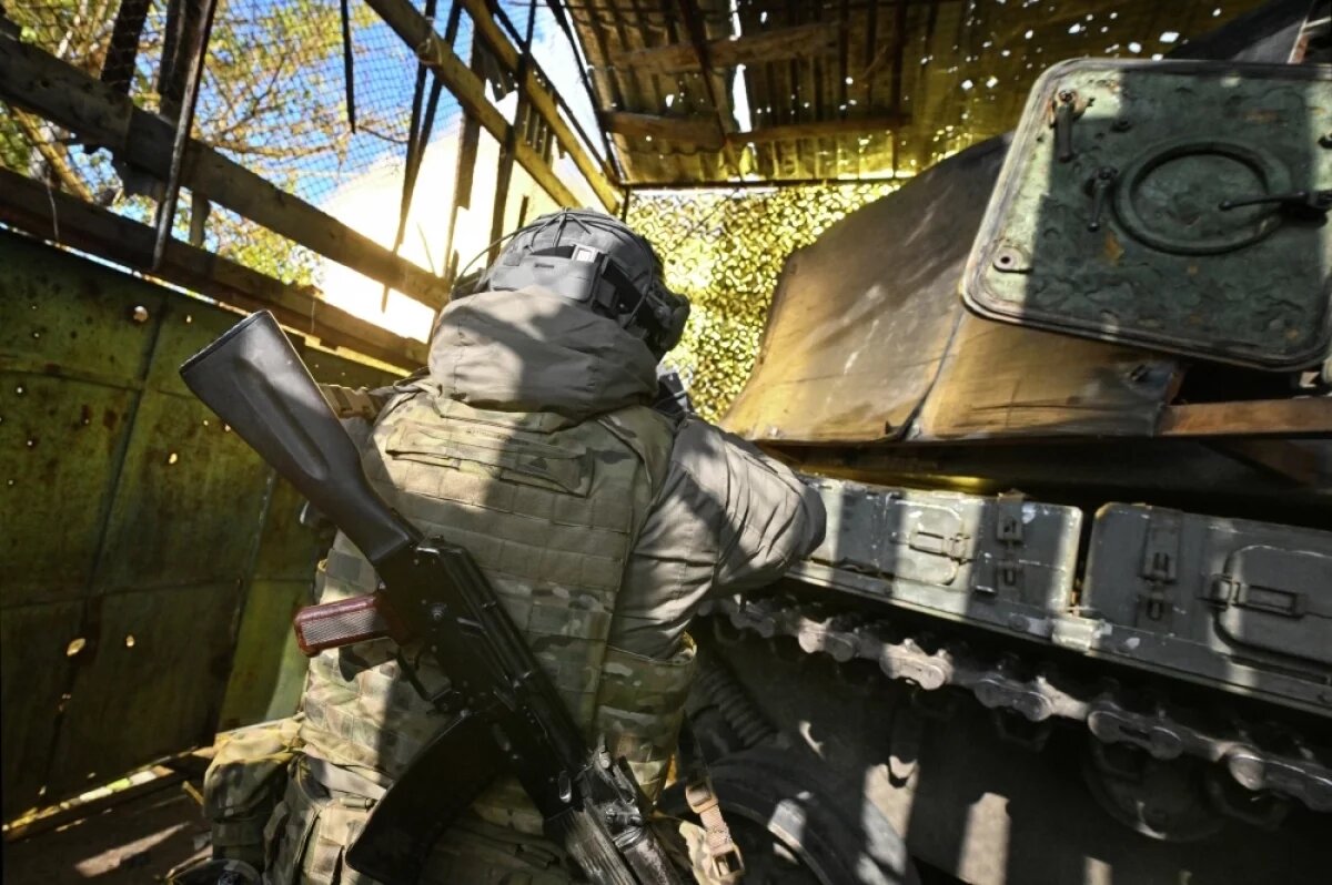    Военнослужащий расчёта самоходной артиллерийской установки (САУ) «Мста-С» группировки войск «Центр» на Красноармейском направлении.