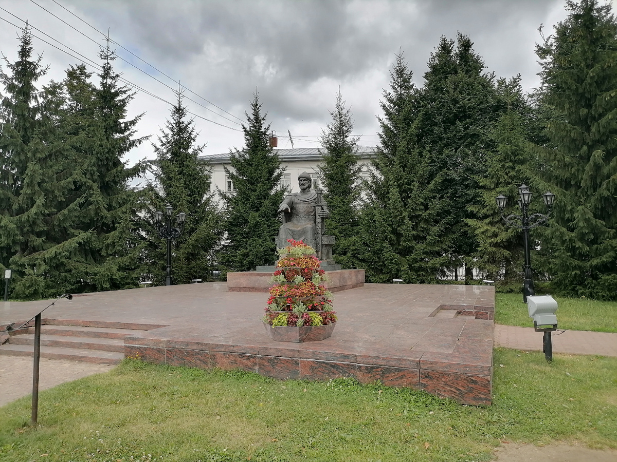 Перед вами — памятник Юрию Долгорукому, основанный на "татищевской" версии основания города. Фото из личного архива.